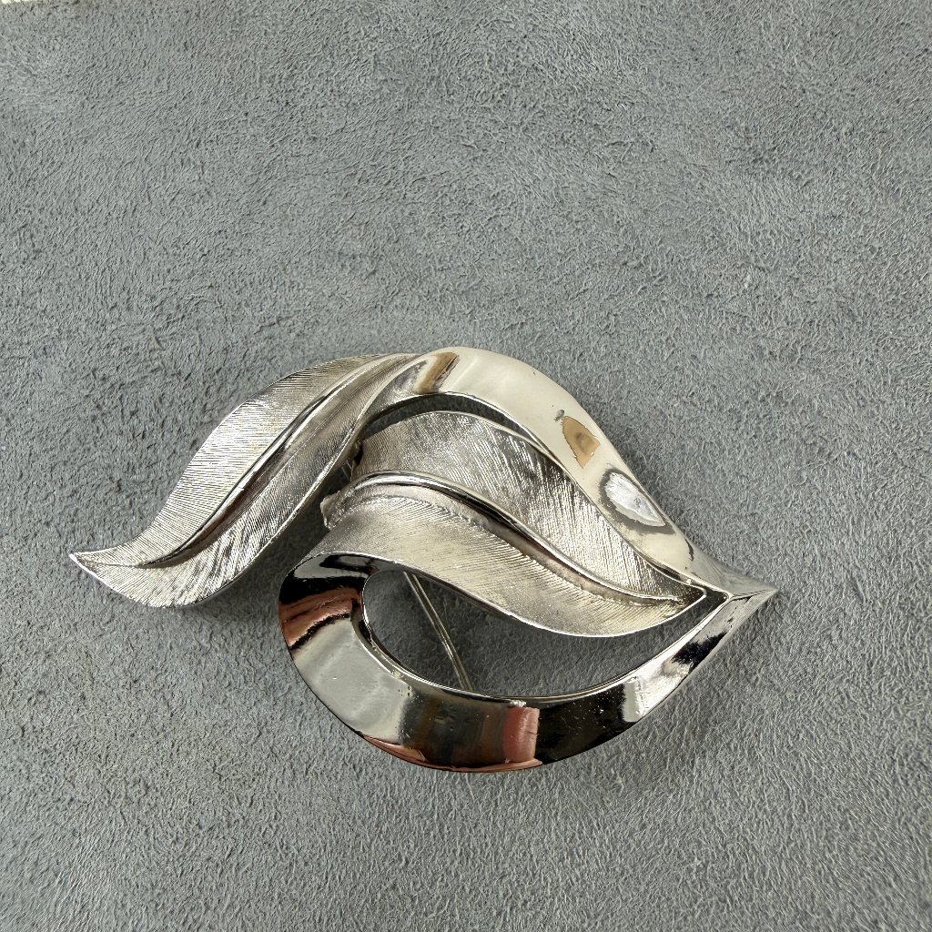 Vintage Crown Trifari Silver Tone Leaf Brooch Pin Glossy Figural 3d 22$